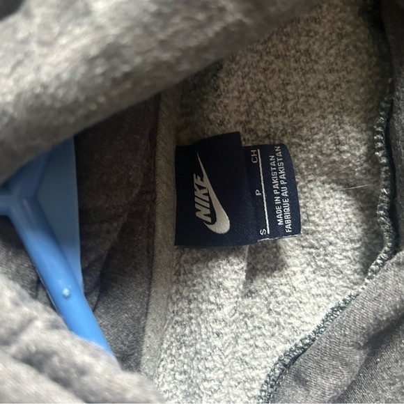 Nike women’s lightweight hooded sweatshirt - Picture 2 of 3